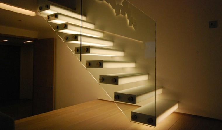 Iluminación escaleras I Iluminación escalera interior I Luzycolor2000