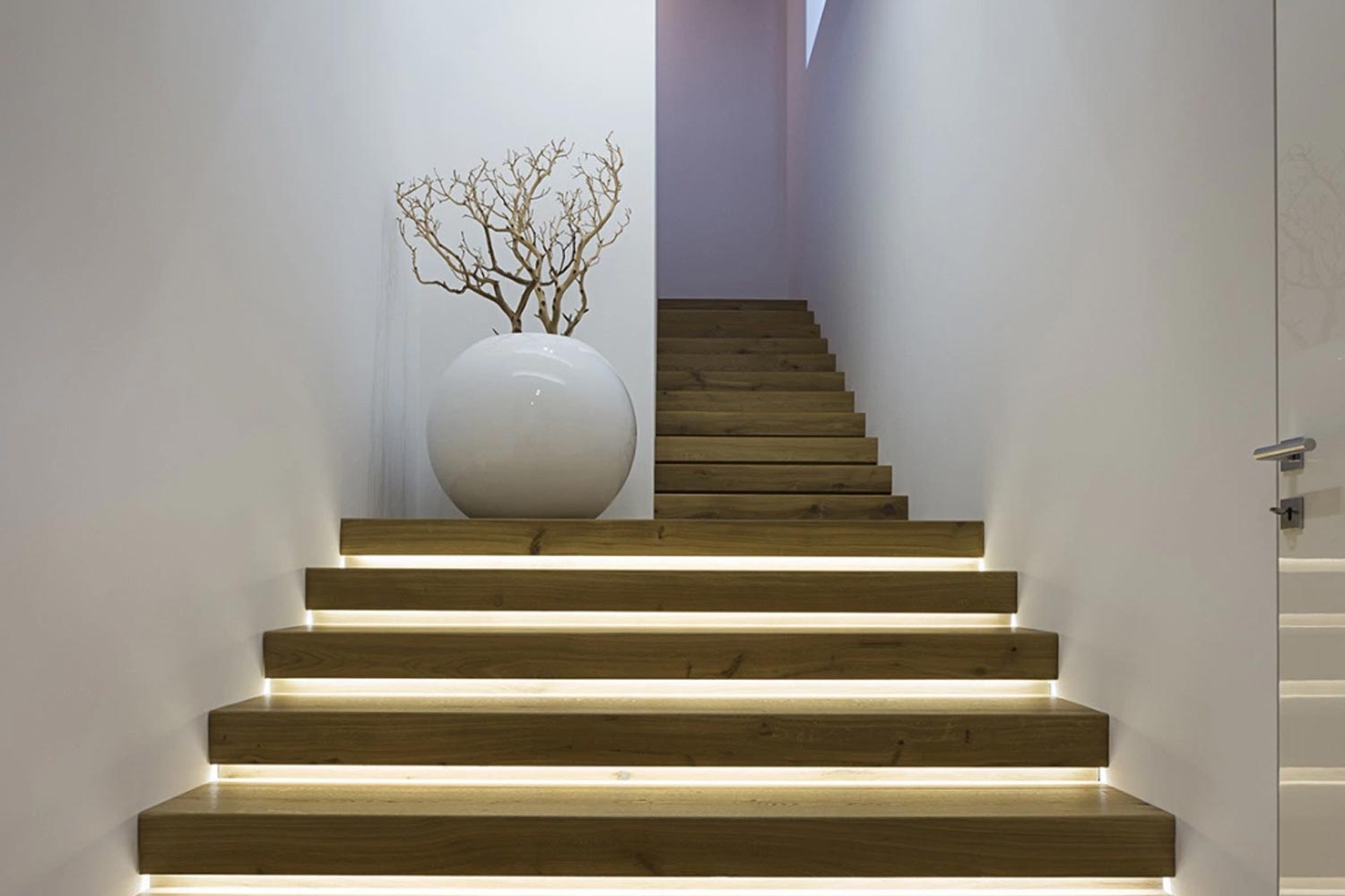 ᐅ 3 Ventajas de la iluminación led para escaleras interiores - 3